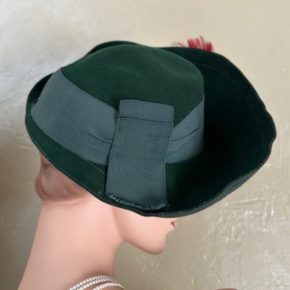 FESTIVE 1940\'s GREEN FELT  FEDORA WITH GROSGRAIN EDGING , BROOCH & FEATHERS main image 11